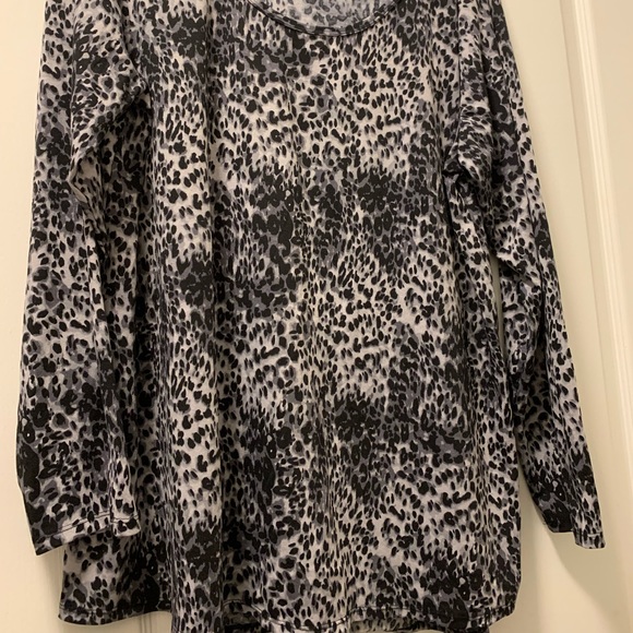 Like new Lularoe Long Sleeve Top 3xl Leopard Print Plus Size black gray - Picture 3 of 3
